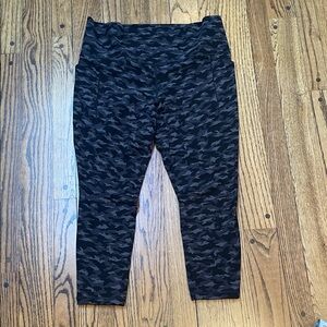 Athleta sz XL Salutation Stash Pocket II Printed 7/8 Tights - gray black camo